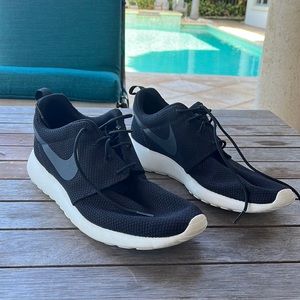 Nike Roshe One Black Sneakers 11.5